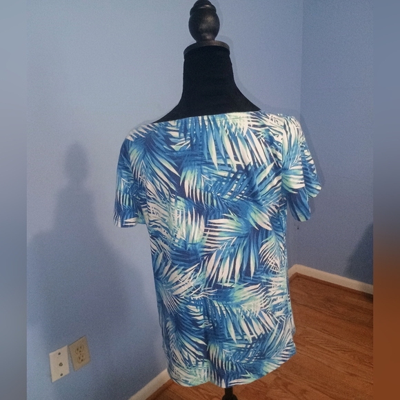 💙🤍 NWOT Womens Tropical Blue White Med Leaf Print Top Blouse Vacation Office - Picture 2 of 3